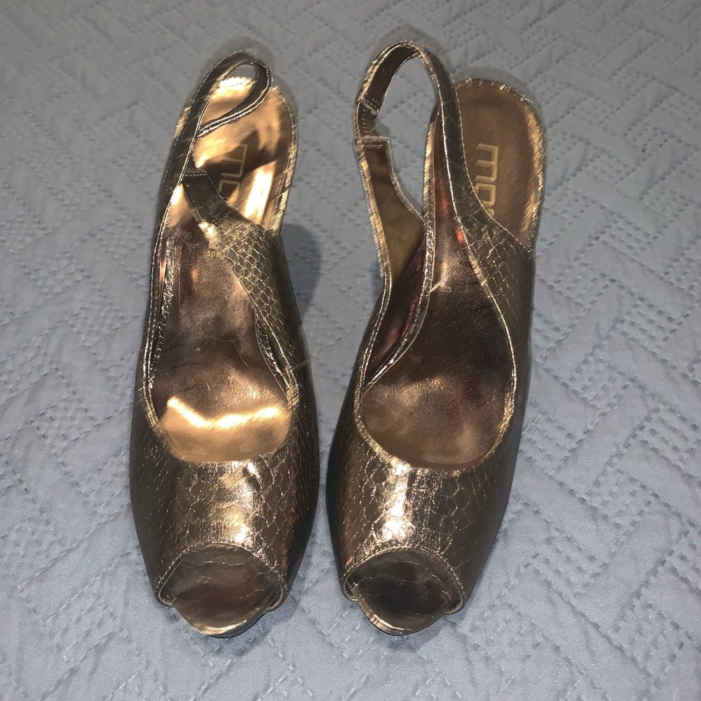 Woman’s sling back 3inch platform heels.